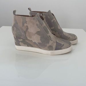 Lines Paolo Felicia Wedge Sneaker in cream/tan camp